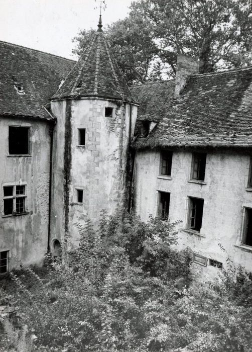 cour intérieure, tourelle d’escalier à l’angle nord-ouest