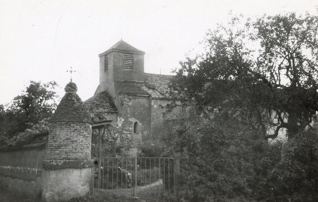 vue partielle de l’église dans son environnement depuis le Nord