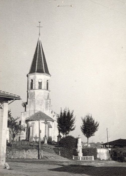 vue générale de l’église dans son environnement depuis l’Est