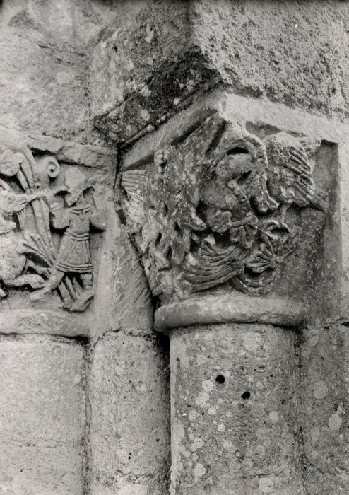 portail d’accès nord-ouest, détail d’un chapiteau sculpté