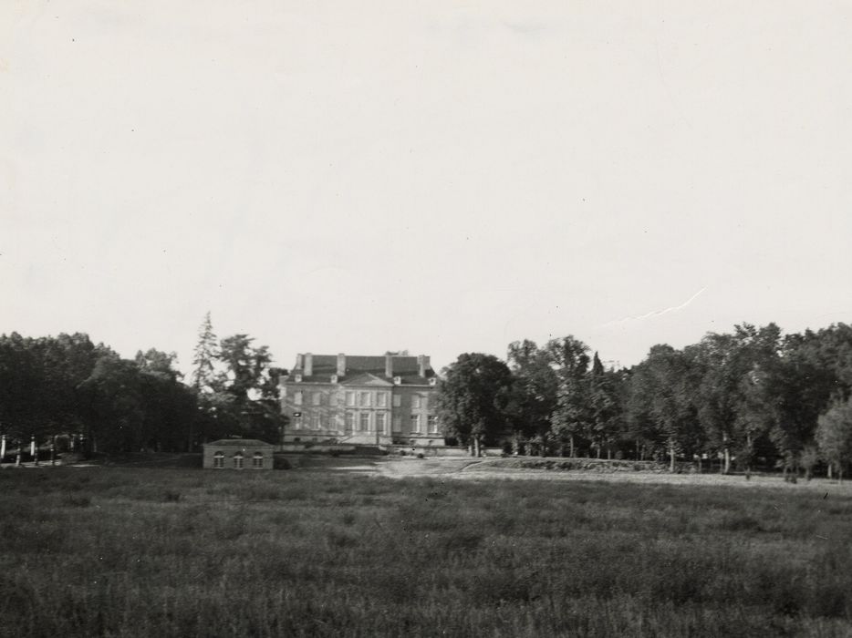 vue générale du château dans son environnement depuis le Sud