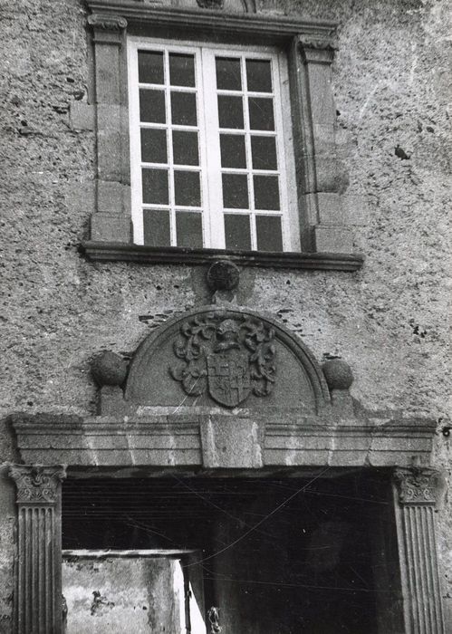 aile nord sur la cour d’honneur, porche d’accès, détail du linteau