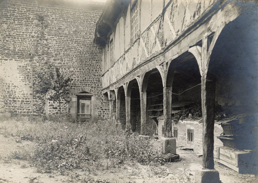 façade nord sur la cour, vue partielle