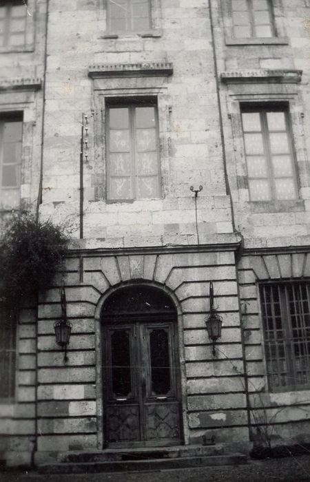 façade antérieure sur cour, vue partielle