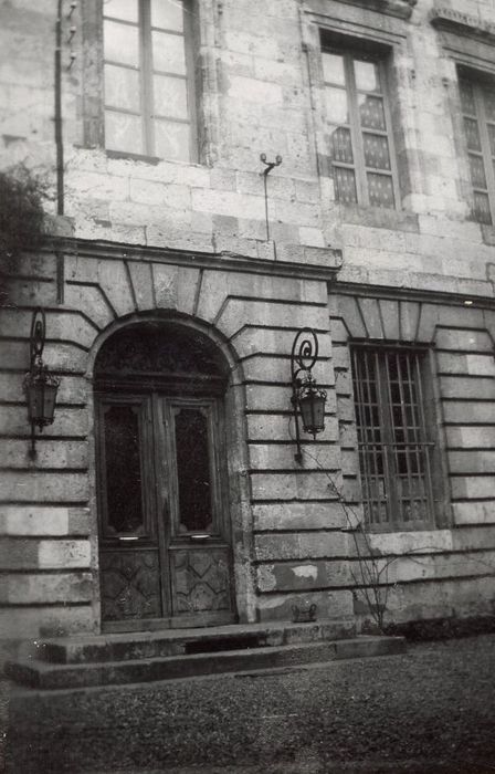 façade antérieure sur cour, vue partielle