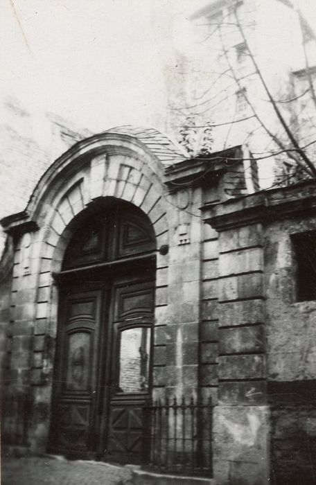 portail monumental d’accès sur rue à la cour intérieur