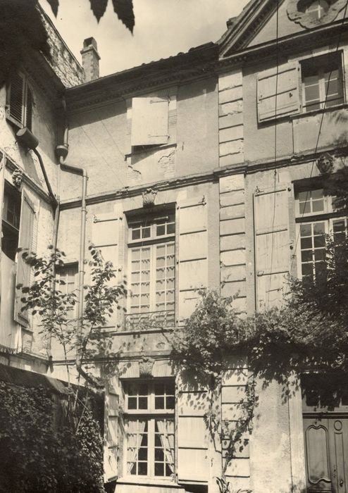 façade sur cour, vue partielle