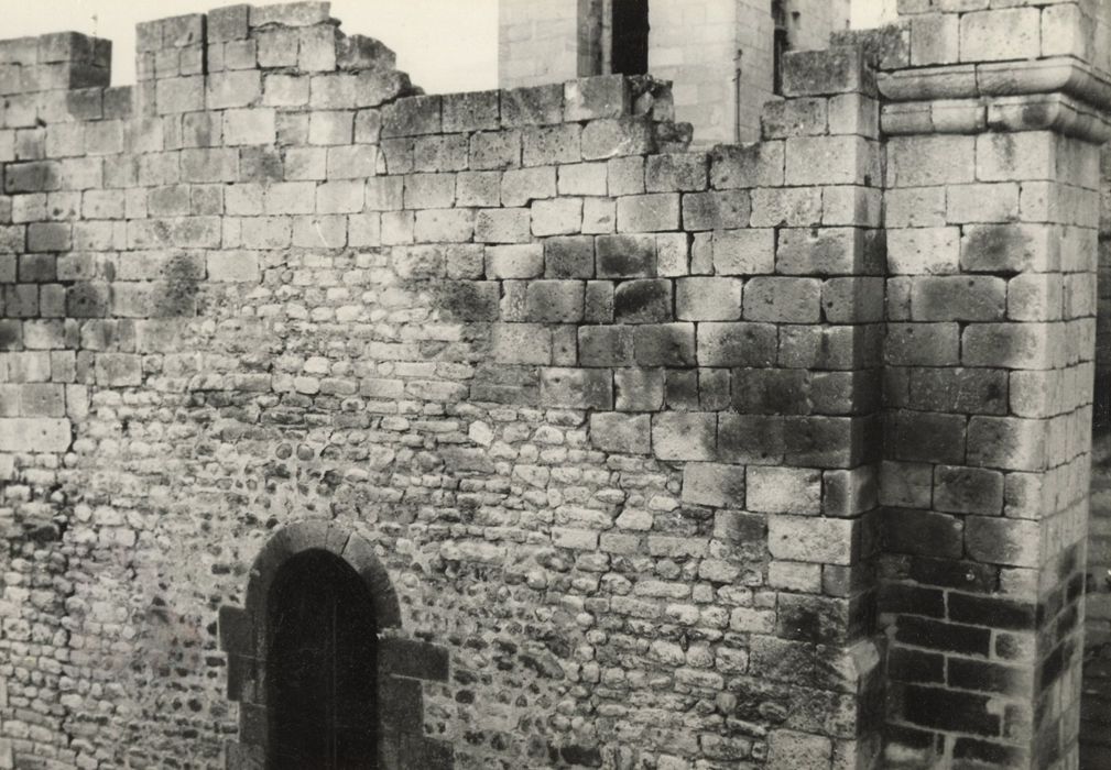 mur fortifié et base du clocher, vue partielle