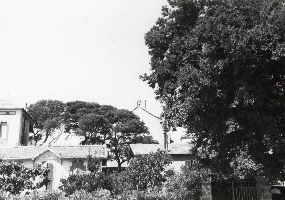 vue partielle de la chapelle dans son environnement depuis l’Est