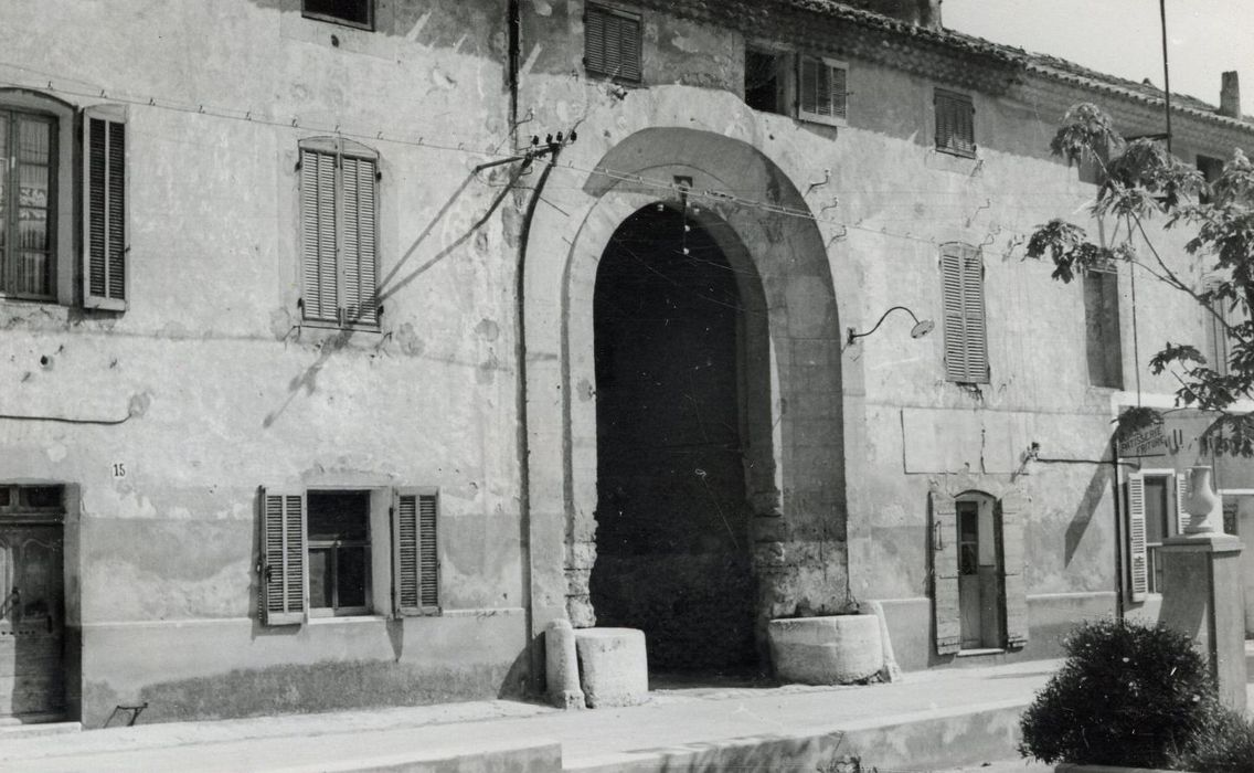 communs, façade sur rue, portail monumental d’accès à la cour des granges