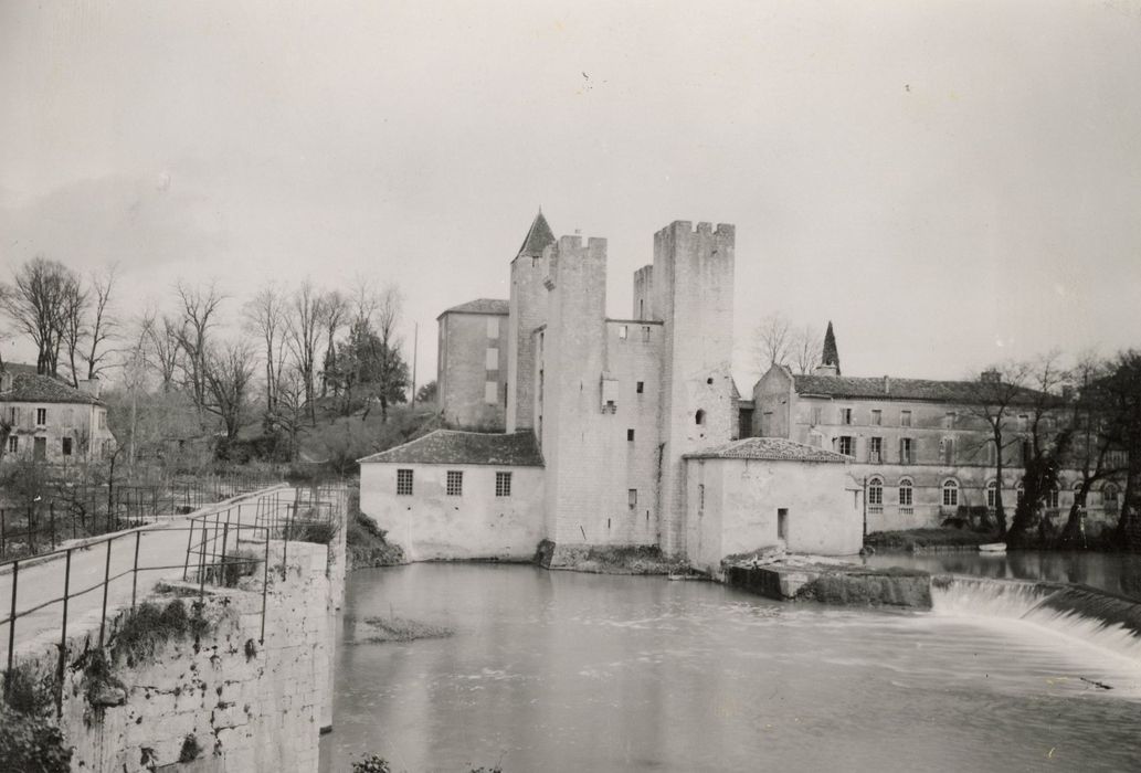 vue générale du château dans son environnement depuis l’Ouest