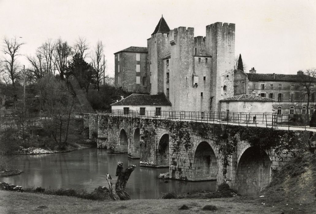 vue générale du château dans son environnement depuis le Nord-Ouest