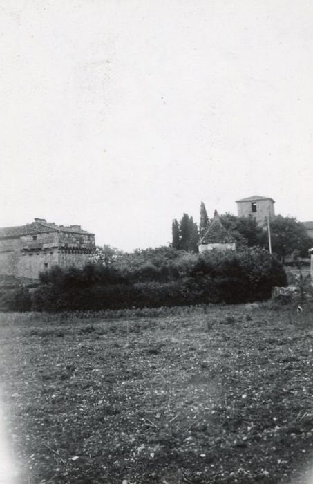 vue partielle de l’église dans son environnement depuis l’Est