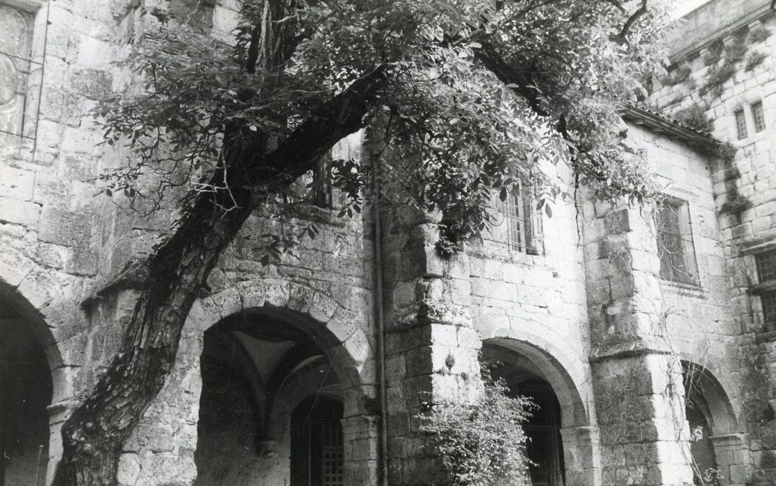 cour intérieure, aile nord, façade sud, vue partielle