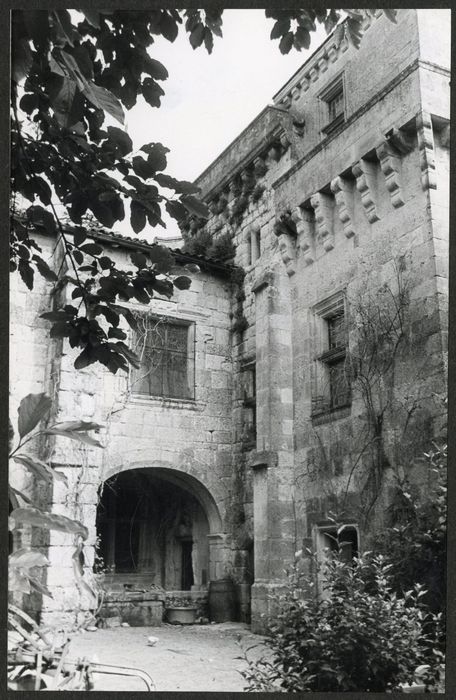 façades sur cour, vue partielle