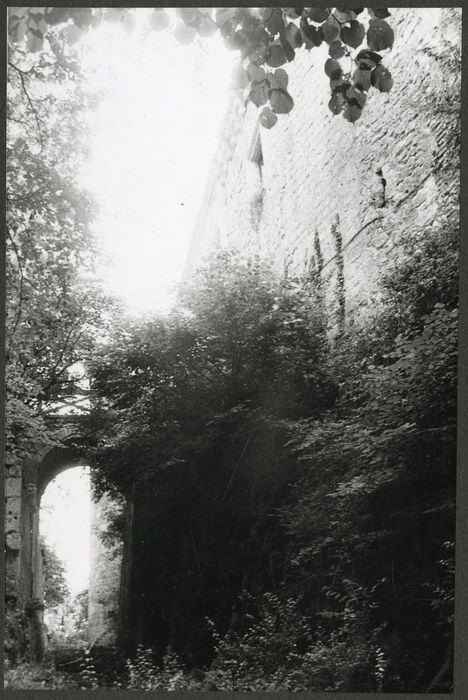 façade est avec l’ancien pont-levis, vue partielle