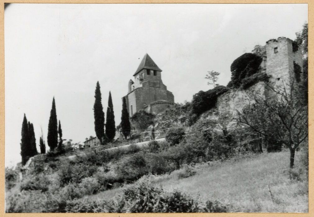 vue générale de l’église dans son environnement depuis le Sud-Est