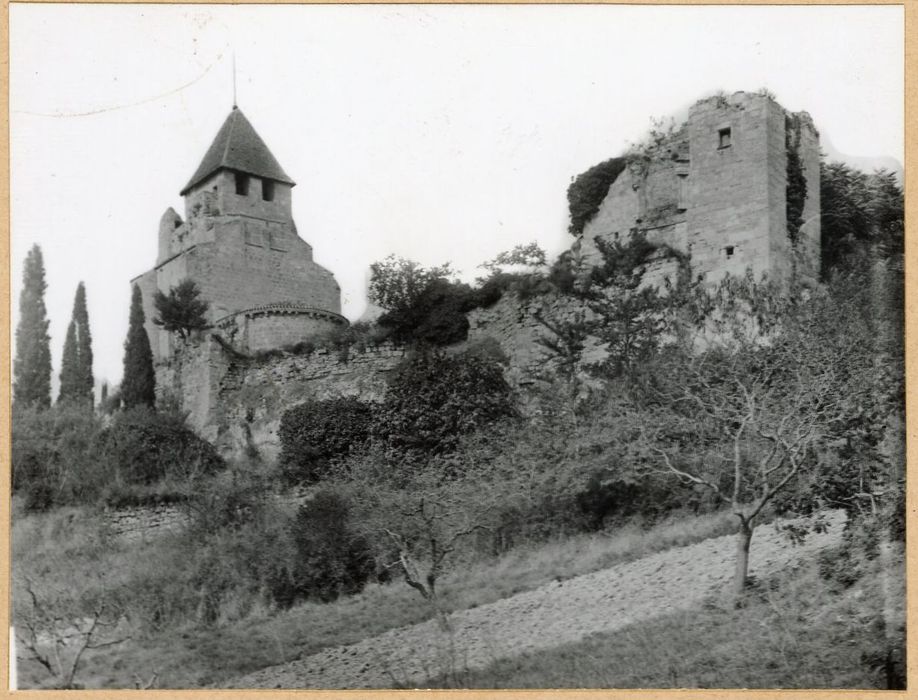 vue générale de l’église dans son environnement depuis le Sud-Est