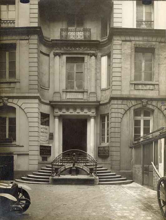 façade sur cour, vue partielle