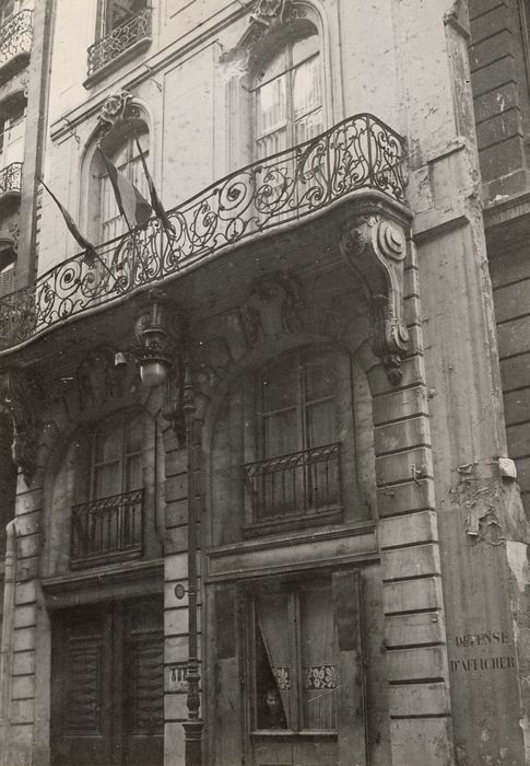 façade sur rue, vue partielle