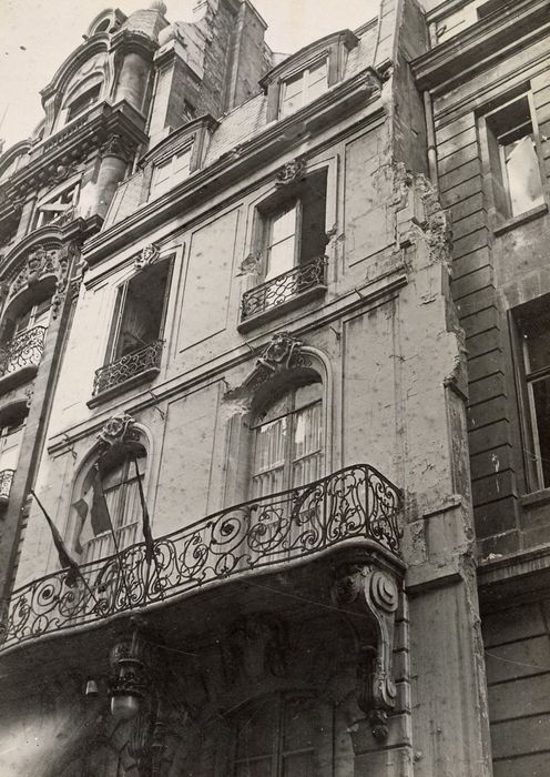 façade sur rue, vue partielle