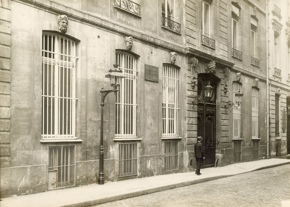 façade sur rue, vue partielle