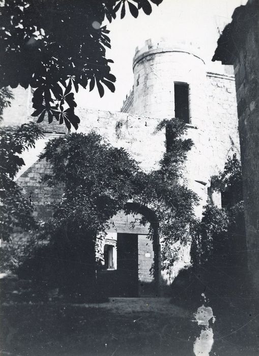 porte d’accès ouest  à la cour intérieure