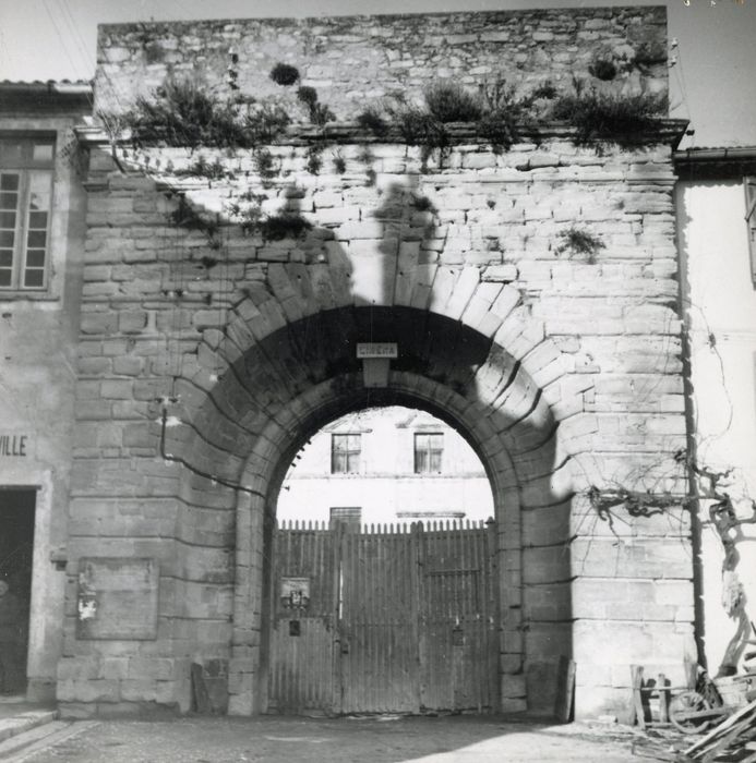 portail monumental d’accès sud-est à la cour d’honneur