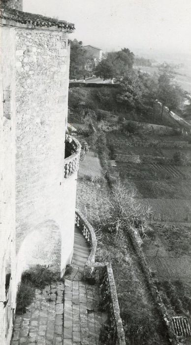 façade sud-ouest, vue partielle de la terrasse