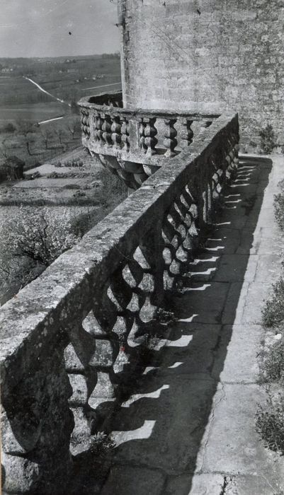 façade sud-ouest, vue partielle de la terrasse