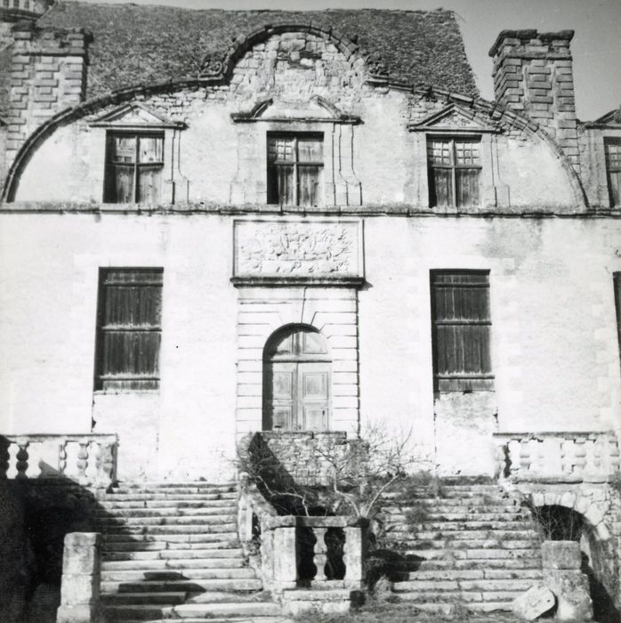 façade sud-est sur la cour d’honneur, vue partielle