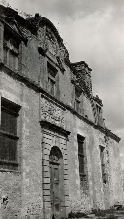 façade sud-est sur la cour d’honneur, vue partielle