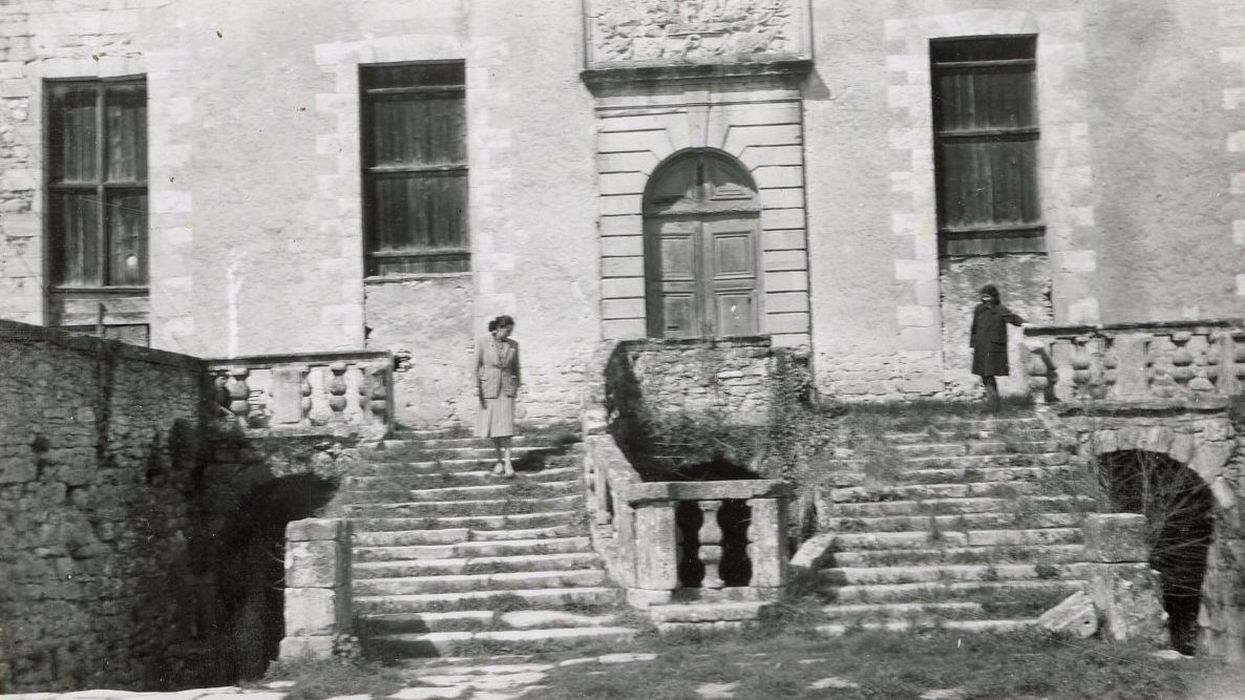 façade sud-est sur la cour d’honneur, vue partielle