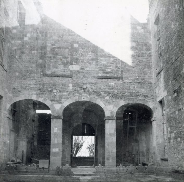 cour intérieure, vue partielle des façades