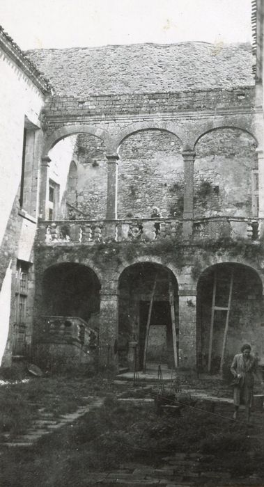 cour intérieure, vue partielle des façades