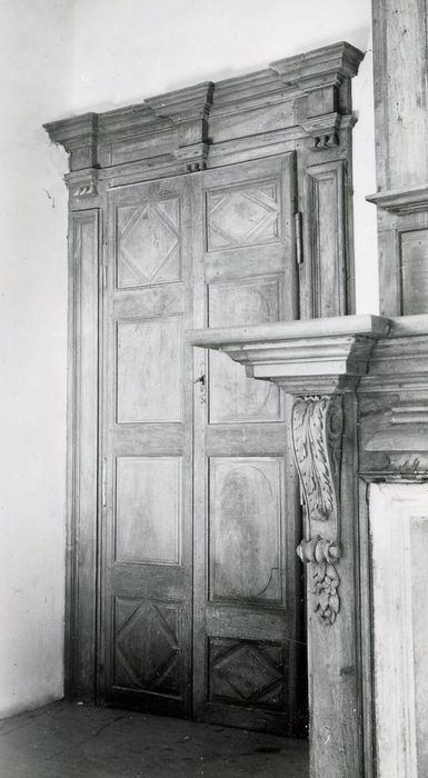 grande chambre, vue partielle des lambris de revêtement