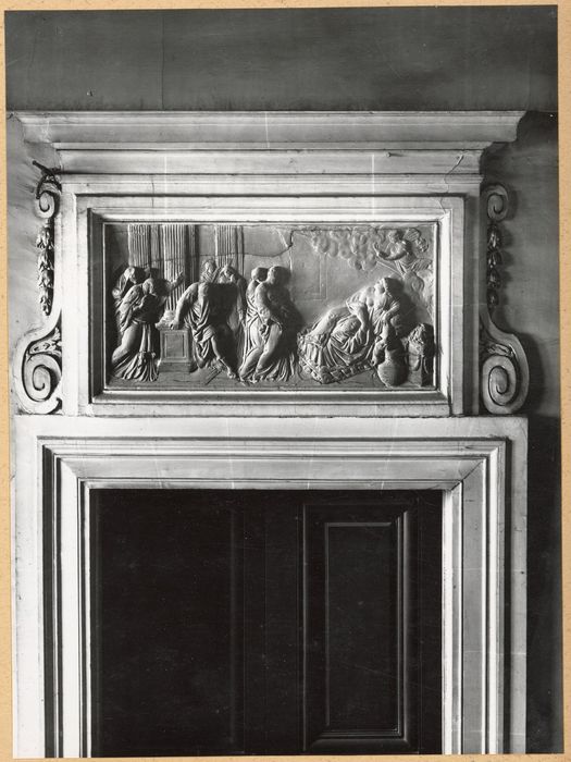 détail d’un des bas-relief surmontant une porte dans l’escalier