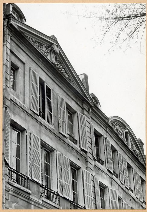 façade sur rue, vue partielle