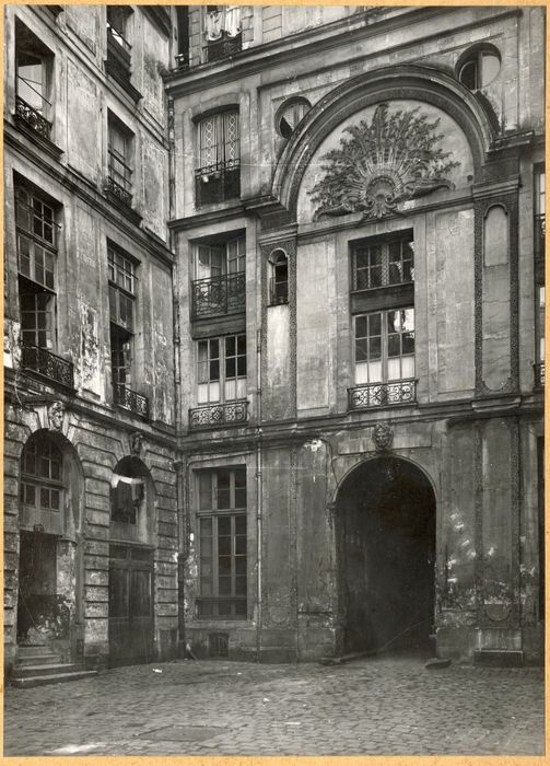 façade sur cour, vue partielle