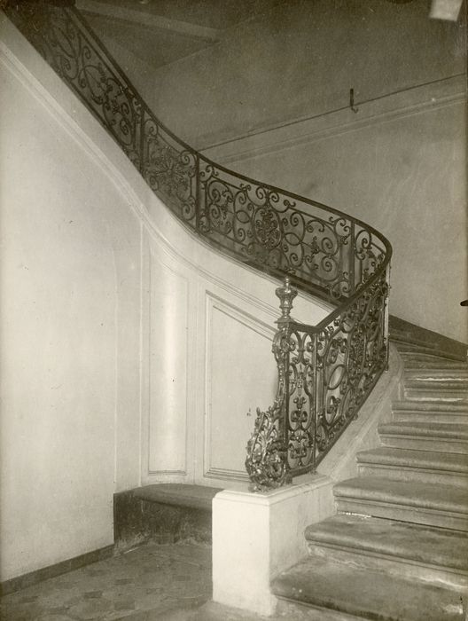 escalier principal, vue partielle