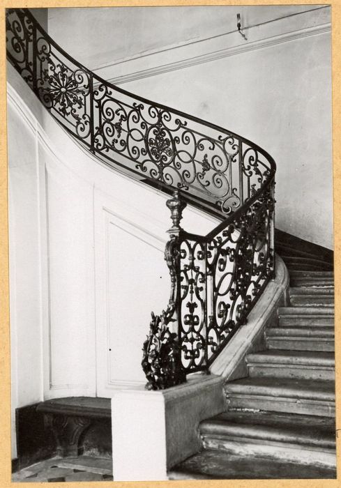 escalier principal, vue partielle