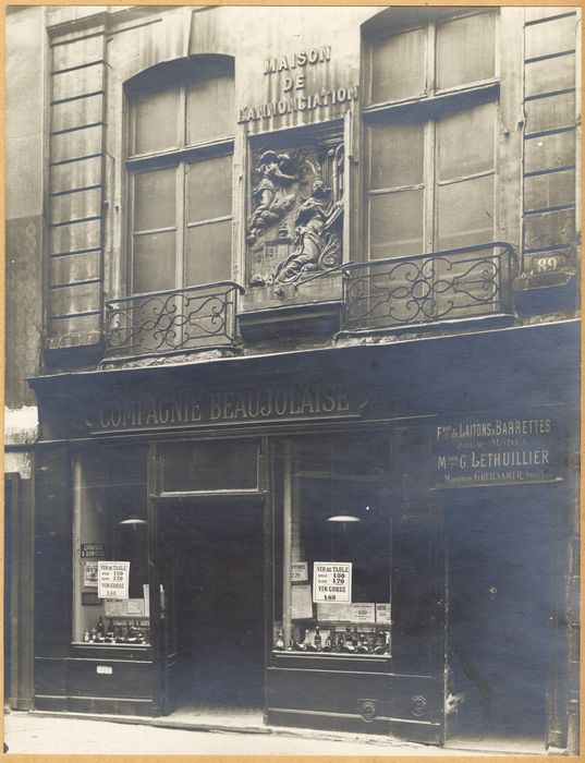 façade sur rue, vue partielle