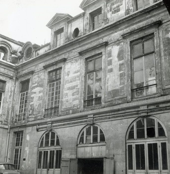 cour intérieure, façade est, vue partielle