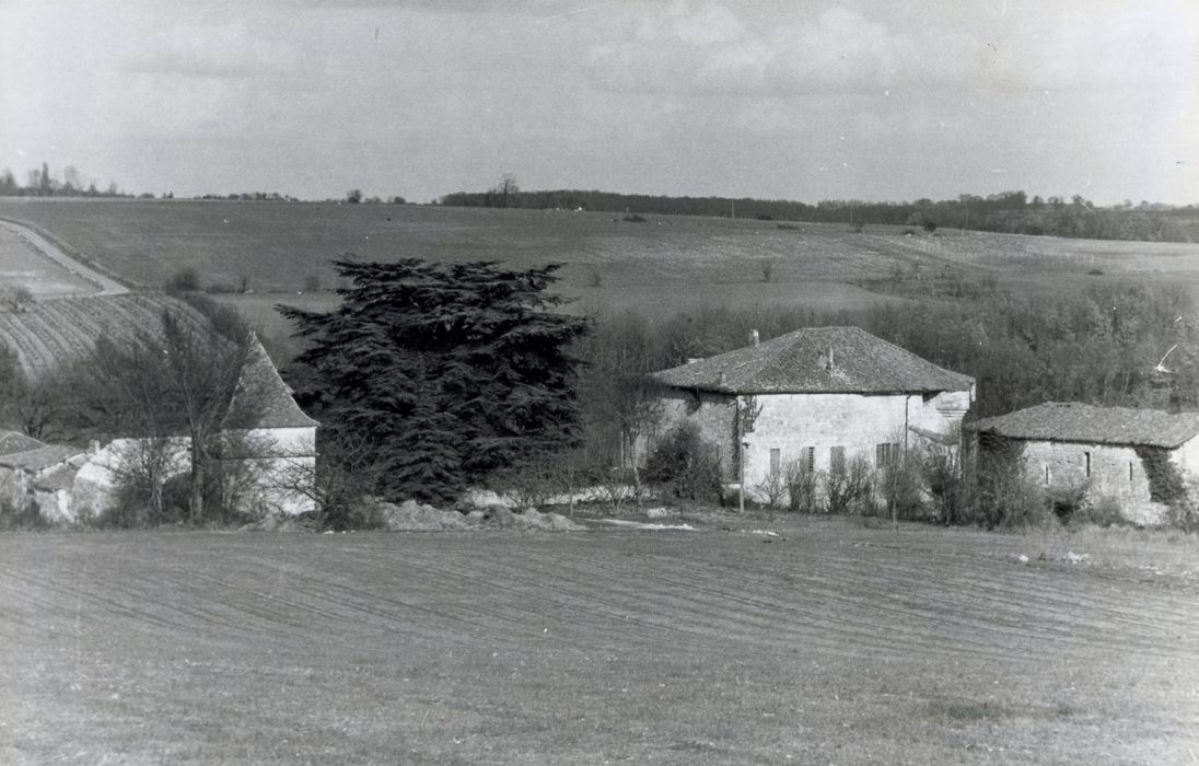 vue partielle des bâtiments dans leur environnement depuis l’Ouest