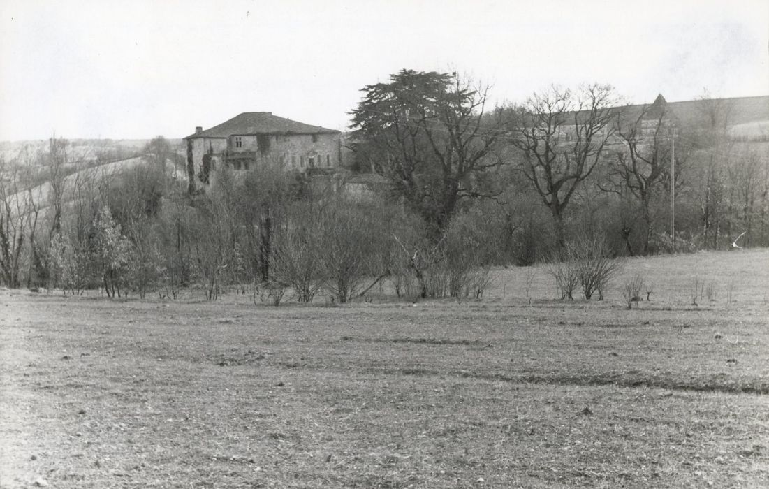 vue partielle des bâtiments dans leur environnement depuis le Nord-Est