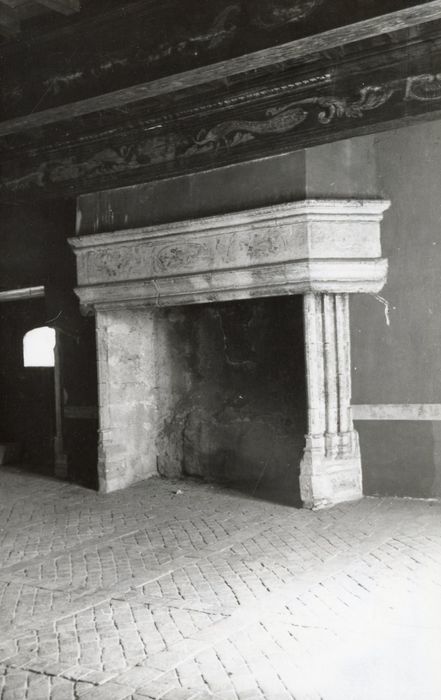 salle non localisée, cheminée monumentale