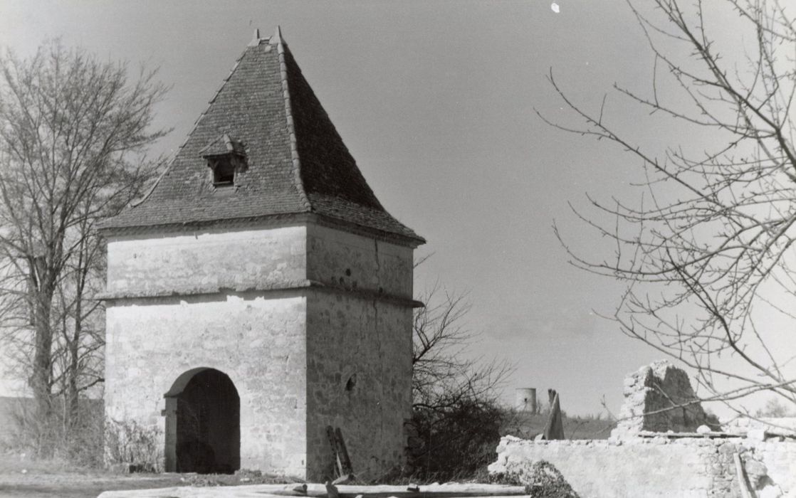 pigeonnier, façades sud-est, nord-est