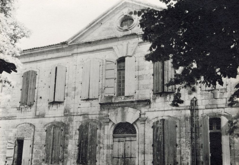 façade nord-est, vue partielle