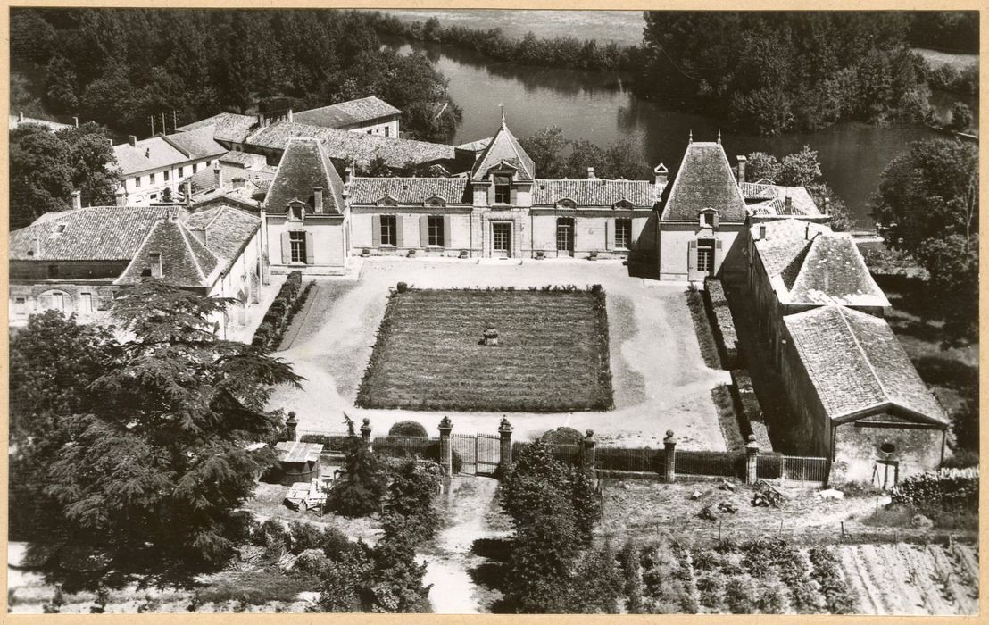 vue aérienne du château dans son environnement