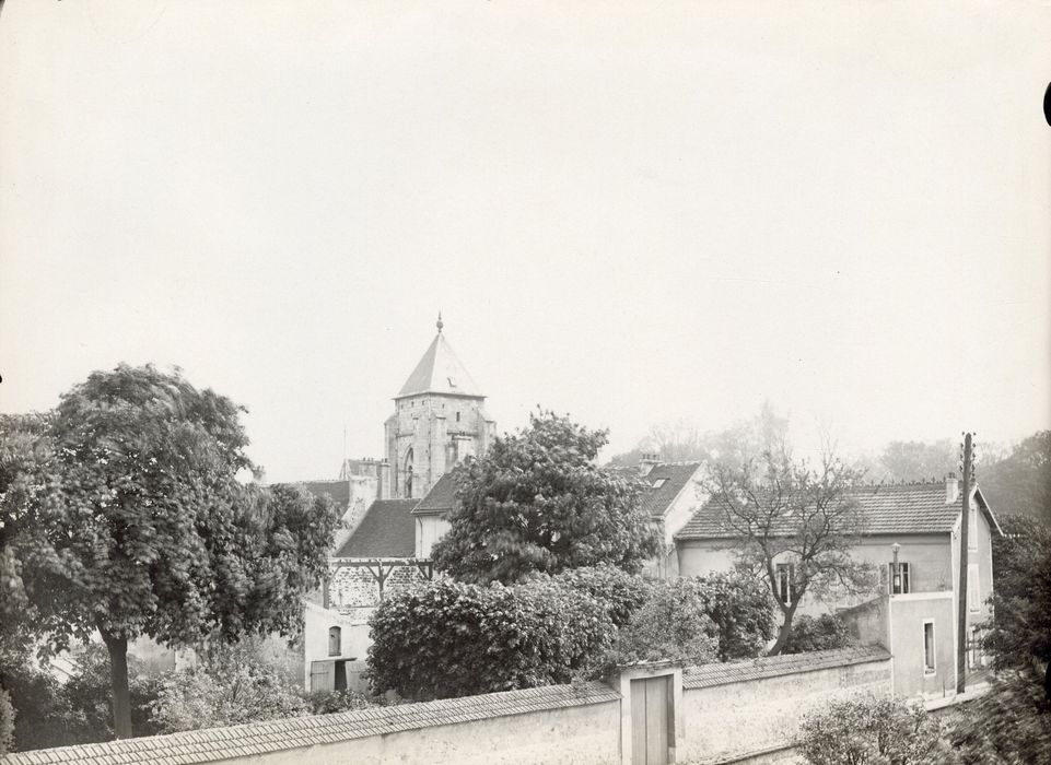 vue partielle de l’église dans son environnement